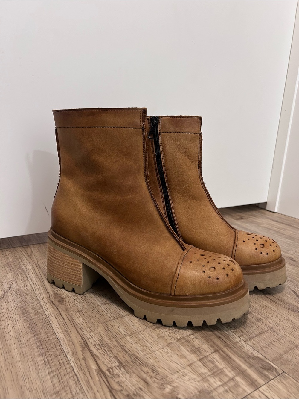 Leather made in Italy Women’s Tan Chunky Heel Ankle Boots with Front Zip